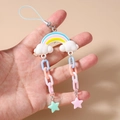 Dettaglio ciondolo per cellulare arcobaleno e nuvola con stelle e catena colorata - Blu