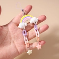 Dettaglio del cinturino per telefono arcobaleno con stelle e catene spesse - Viola