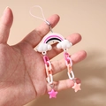 Dettaglio di un ciondolo per telefono arcobaleno con catena in plastica rosa e arancio - Rosa