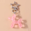 Detail von rosa durchsichtigem Ballonhund-Schlüsselanhänger mit Stern-Karabinerhaken - Rosa