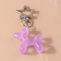 Dettaglio macro del portachiavi cane palloncino in resina viola glitterata con stella - Viola