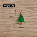 Macro-opname van groene emaille kerstboom hanger, afmetingen 24mm hoogte en 14mm breedte - Groene Kerstboom Stijl (YD140) / 10 stuks/pak