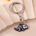 Llavero de esqueleto de triceratops de moda con colgante de dinosaurio de esmalte blanco y negro - Esqueleto de Triceratops