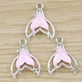 Drei Fischschwanz-Anhänger aus Silberlegierung mit rosa Emaille und Sternen auf Holz - Rosa
