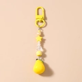 Dettaglio di ciondolo a pera gialla con perline a stella per borse e decorazione cellulare - Portachiavi Perla Stella Limone Giallo
