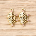 Détail de deux breloques tête de mort et toile d'araignée dorées avec strass roses pour bijoux - Or Rose