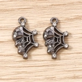 Détail macro de pendentifs gothiques tête de mort et toile d'araignée avec cristaux - Blanc Cassé