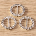 Dettaglio di tre fibbie scorrevoli rotonde con strass argentati per accessori fai-da-te - Rotondo
