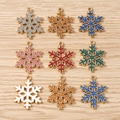 Vue détaillée de pendentifs flocon de neige à paillettes colorées avec bords dorés pour DIY - Lot de 10 / Flocons de neige mélangés