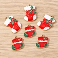 Vue détaillée de breloques chaussettes de Noël en émail rouge et alliage doré pour DIY - Lot de 10 / Chaussettes De Noël Assorties