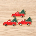 Detail van de rode kersttruck hanger met groene boom en vergulde metalen randen - 10 Stuks Verpakking / Auto met Kerstboom