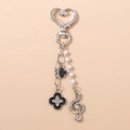Dettaglio portachiavi con chiusura a cuore d'argento catena di perle e trifoglio - Argento