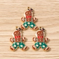 Détail de trois breloques bonhomme en pain d'épices avec chapeaux et salopettes - Lot de 10 / Bonhomme de Pain d'Épices de Noël