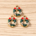 Gros plan de trois pendentifs couronnes de Noël dorés avec émail vert et strass brillants - Lot de 10 / Couronne de Noël