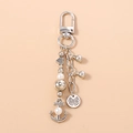 Dettaglio del portachiavi con perle argento con ciondolo ancora e fiocco di strass - Argento Ancora