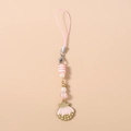 Détail de perles roses rayées et pendentif coquillage sur une dragonne de téléphone chic - Coquillage Rose