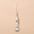 Détail de la dragonne de téléphone avec perles à rayures, coquillages et cœurs blancs - Coquille Argentée
