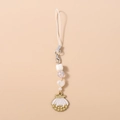 Détail du bijou de téléphone perlé avec pendentif coquillage blanc et cadre doré - Coquillage Doré
