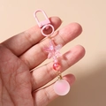 Gros plan d'un porte-clés perlé rose avec breloque étoile de mer et boule mate - Rose