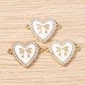 Detailansicht herzförmiger Emaille-Anhänger mit goldener Schleife und Strass für DIY - 10er Pack / Gold Weiß