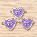 Detail von lila Emaille-Herzanhängern mit silberner Schleife und Strass für DIY-Schmuck - 10er Pack / Silberlila