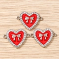 Detail von roten Herzanhängern mit Schleife und Strassrand für DIY-Schmuckherstellung - 10er Pack / Silber Rot