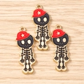 Vue macro de trois breloques tête de mort avec chapeaux rouges pour bijoux DIY - Lot de 10 / Or Noir Rouge