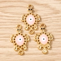 Dettaglio macro di ciondoli a tartaruga in smalto rosa con occhio e doppi anelli - Oro Rosa