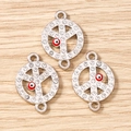 Dettaglio di connettori con strass segno della pace e malocchio per creazione gioielli - Confezione da 10 / Argento Rosso