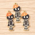 Detalle de dijes de esqueletos con sombreros naranjas para joyería DIY y accesorios - Paquete de 10 / Dorado Negro Naranja