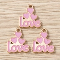 Macro di tre ciondoli a cuore in smalto rosa con scritte LOVE e ganci in metallo lucido - Rosa Rosso
