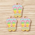Gros plan de pendentifs émaillés en forme de tongs à rayures colorées pour bijoux DIY - Lot de 10 / Tongs Colorées