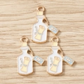 Détail macro de trois pendentifs émaillés en forme de bouteille pour bijoux DIY - Lot de 10 / Bouteille à la Mer