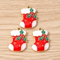 Pendentifs chaussettes de Noël en émail avec feuilles de houx sur fond bois clair - Lot de 10 / Noël sock