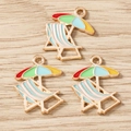 Vue détaillée de pendentifs émaillés en forme de chaise de plage et parasol sur bois - Lot de 10 / Chaise de plage