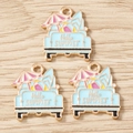 Détail de pendentifs d'été en émail avec voiture de plage et planche de surf sur bois - Lot de 10 / Voiture