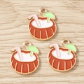 Vue détaillée de trois pendentifs noix de coco tropicaux en émail coloré pour bijoux DIY - Lot de 10 / Noix de coco