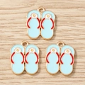 Détail de pendentifs tongs en émail bleu clair et rouge pour la création de bijoux - Lot de 10 / Tongs Bleues