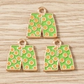 Trois pendentifs shorts verts à motif marguerite pour la création de bijoux - Lot de 10 / Short de bain