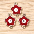 Dettaglio macro di ciondoli a fiore di ciliegio con malocchio rosso e doppi ganci - Argento Rosso