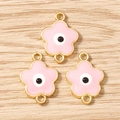Dettaglio di ciondoli a fiore di ciliegio rosa con malocchio e placcatura in oro - Polvere d'oro