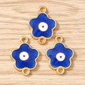 Dettaglio dei ciondoli a fiore di ciliegio blu con bordi in metallo dorato e anelli - Blu Scuro Oro