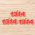 Dettaglio dei ciondoli con numero 1314 in smalto rosso e oro per la creazione di gioielli - Rosso