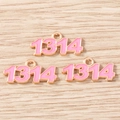 Vista dettagliata dei ciondoli con numero 1314 in smalto rosa e bordi dorati per gioielli - Rosa Rosso