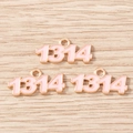Dettaglio macro dei ciondoli smaltati rosa chiaro numero 1314 con bordi in metallo dorato - Rosa