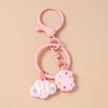 Detalle del llavero de nube rosa con texto Hi y colgante de galleta con lunares - Rosa