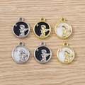 Détail macro de six pendentifs anges ronds en alliage avec finitions or et argent - Couleurs Mixtes Ange