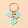 Detailaufnahme goldener Mosaik-Pixel-Herz-Schlüsselanhänger mit blauer Emaille - Himmelblau