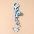 Détail du porte-clés violon émaillé bleu clair avec mousqueton coeur et motif floral doré - Bleu