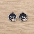 Vue détaillée de pendentifs arbre de vie argentés avec incrustation noire et perle blanche - Carte Ronde Arbre de Vie Argent Noir
